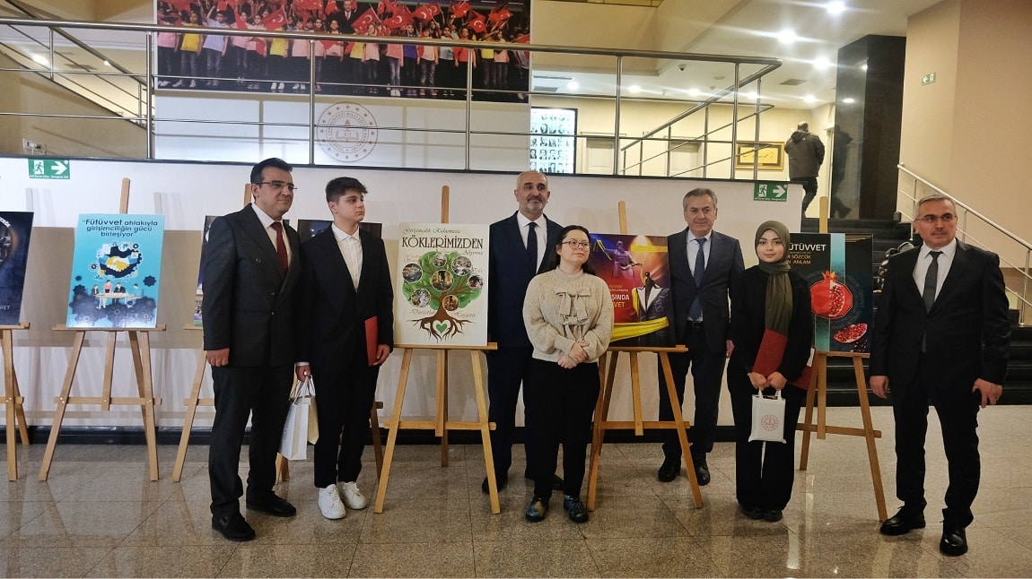 “Girişimcilik ve Fütüvvet”temalı afiş yarışmasında okulumuzun  Grafik ve Fotoğraf alanı öğrencisi  Elanur DERTLİ’nin eseri Türkiye 1incisi  olmuştur.